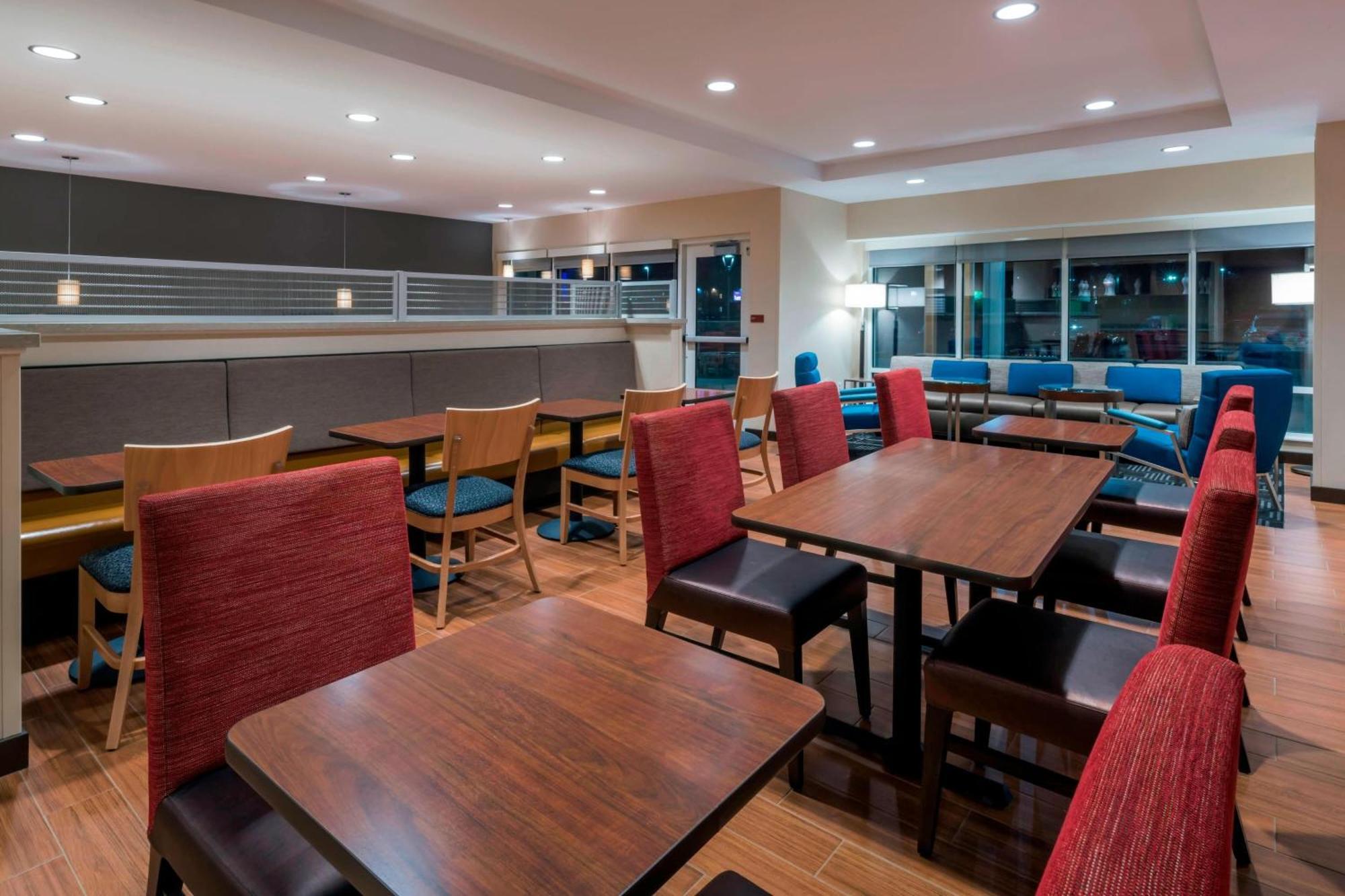 Towneplace Suites By Marriott Hays Zewnętrze zdjęcie