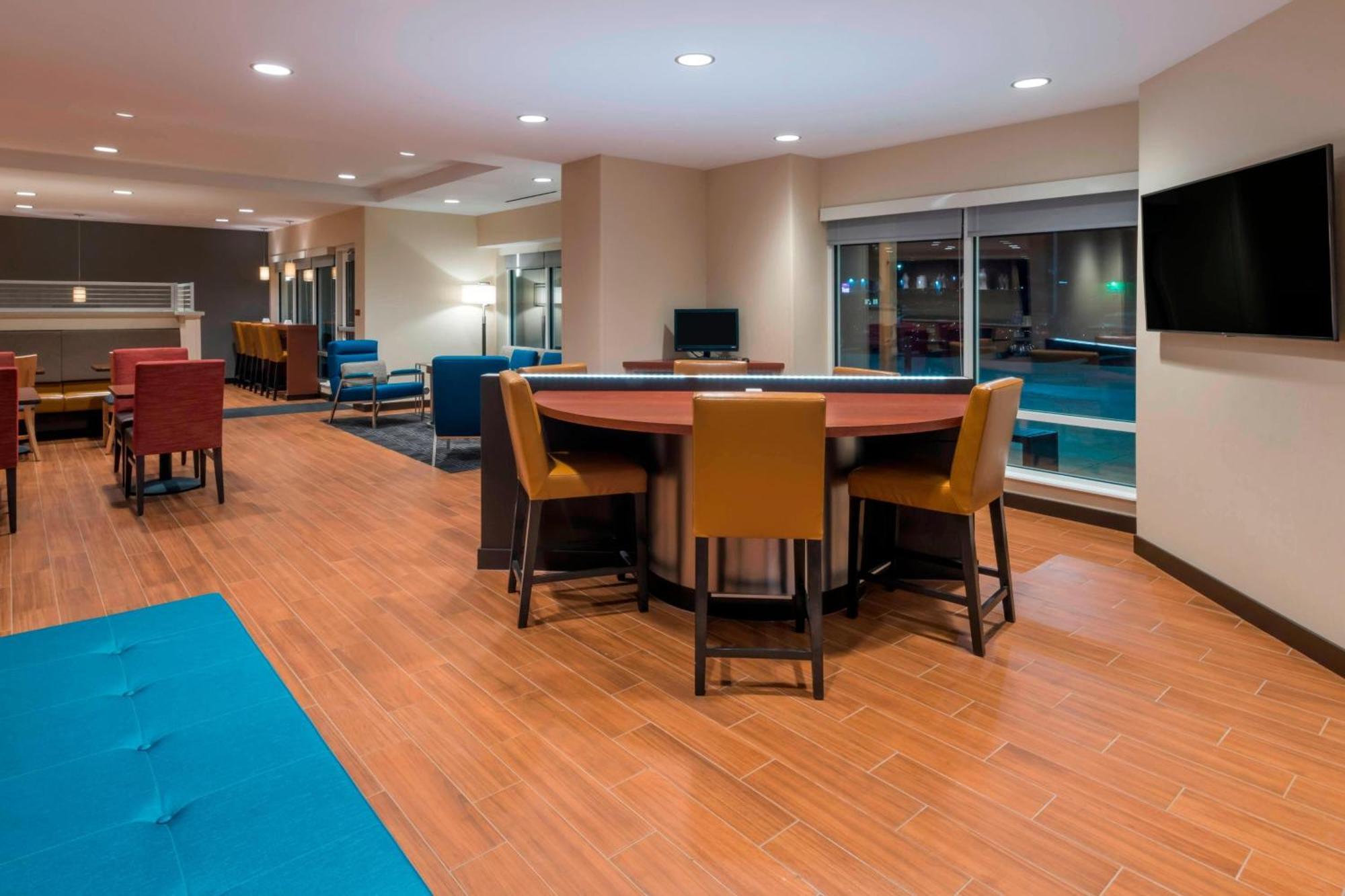 Towneplace Suites By Marriott Hays Zewnętrze zdjęcie